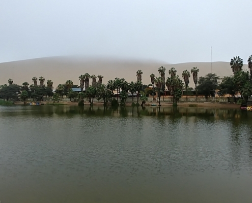 Huacachina am Morgen im Nebel