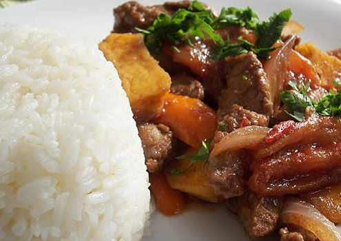 Lomo Saltado: Ein kulinarisches Meisterwerk der peruanischen Küche
