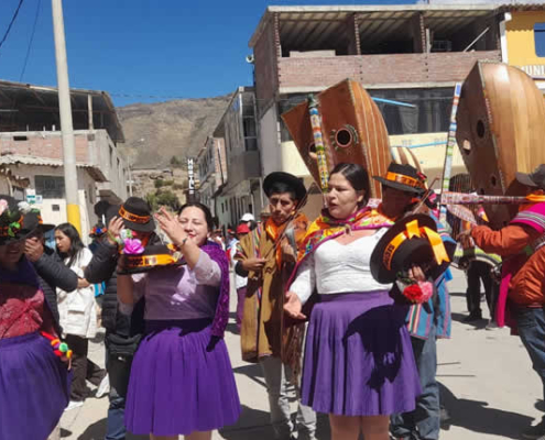Festividad Santísima Trinidad in Andamarca – Glaube, Viehzucht & Musik im Sondondo‑Tal