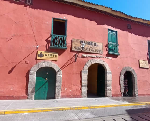 Museo Mariscal Andrés A. Cáceres – Koloniale Architektur & Militärgeschichte in Ayacucho