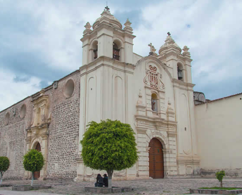 Kirche und Kloster Santa Teresa – Barocke Pracht, klösterliche Tradition und das Herz des ayacuchanischen Folkloreglaubens