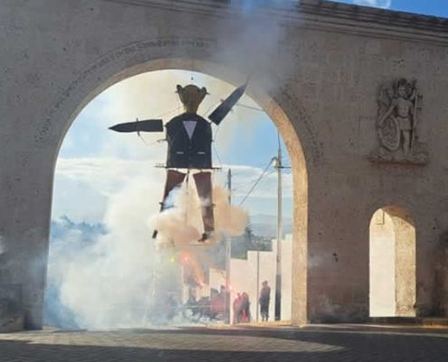 Traditionelles Verbrennen des Judas in Yanahuara – Das Judasfeuer von Arequipa