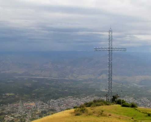 Mirador Natural de la Cruz de la Pacificación (Cerro Calvario): Panorama über Huanta, Erinnerung & Andennatur