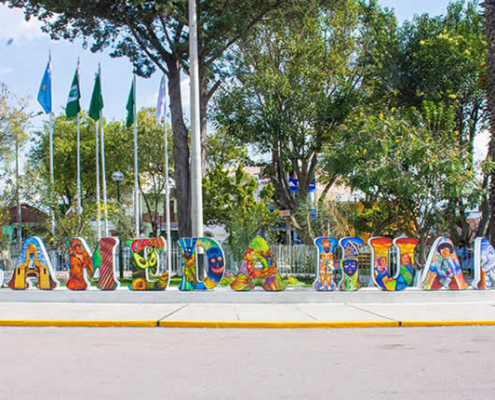 Parque Gervasio Santillana (Parque Alameda): Traditionspark mit Heldenbüst​e, Karnevalsskulptur und Retama-Blüte