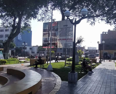 Plaza Butters de Barranco – Kulturplatz mit Amphitheater & Ficus-Alleen an Barrancos Südgrenze
