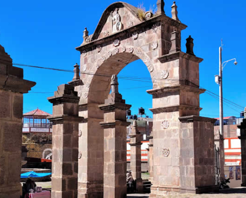 Arco Deustua in Puno – Steinernes Tor der Unabhängigkeit