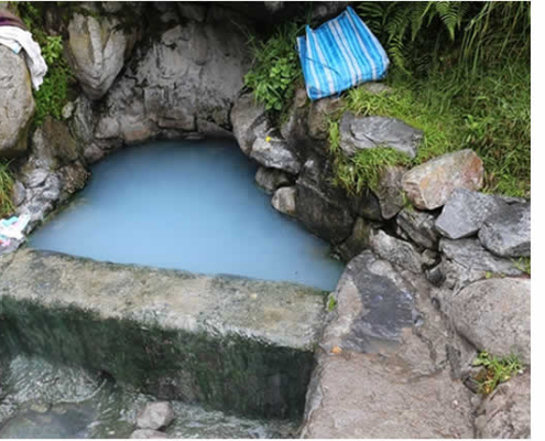 Baños Termales de Baño Pampa – Thermalquellen in der grünen Andenlandschaft von Limbani