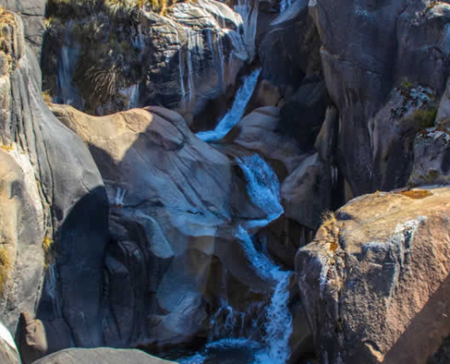 Cascada de Tayac Pata – Andenwasserfall zwischen Felsenschlucht und Felsmalereien