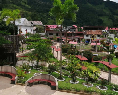 Plaza Los Colonos in Pozuzo – Bühne der austro-deutschen Geschichte im Regenwald