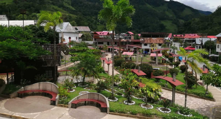 Plaza Los Colonos in Pozuzo – Bühne der austro-deutschen Geschichte im Regenwald