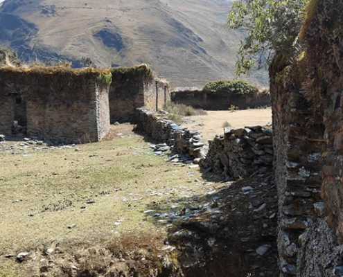 Archäologische Stätte Phisqa Punku – Fünftorige Kallanka im Hochland von Carabaya