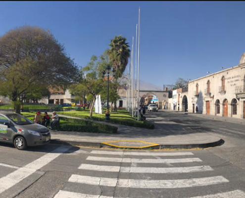 Plaza de Cayma in Arequipa: Historische Plaza mit Blick auf den Misti