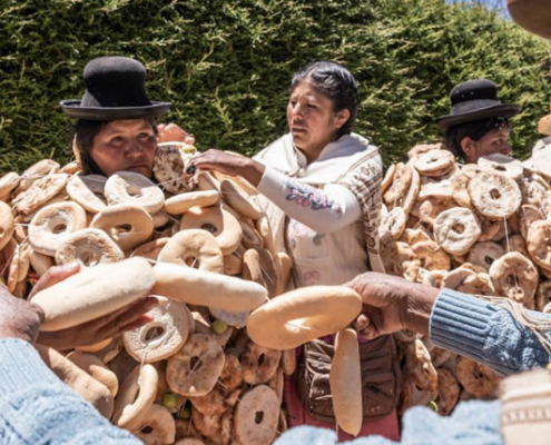 Roscasiri: la fiesta del pan de Pomata a orillas del lago Titicaca