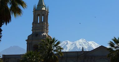 Kirche mit Vulkan im Hintergrund