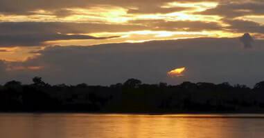 Puesta de sol en Tambopata