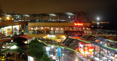 Larcomar bei Nacht