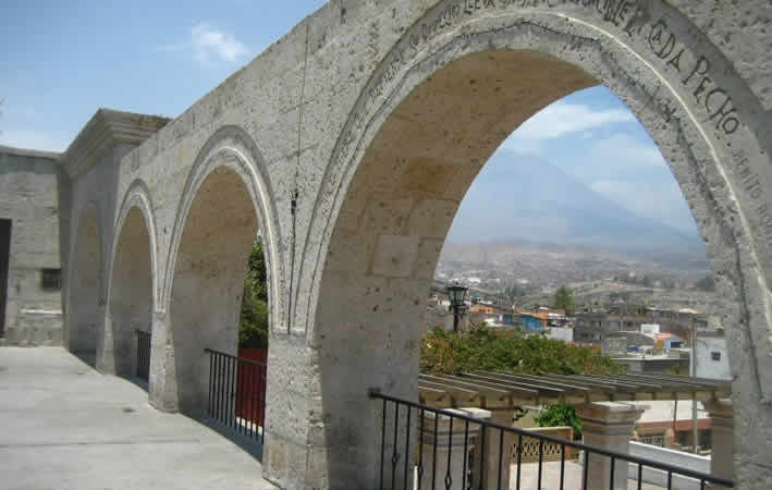 Mirador de Yanahuara: Ein Fenster zur Stadt der Vulkane