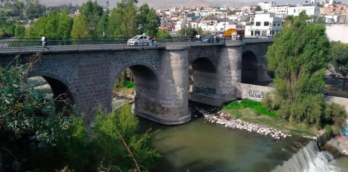 Puente del Grau en Arequipa: puente histórico y punto turístico destacado en Perú