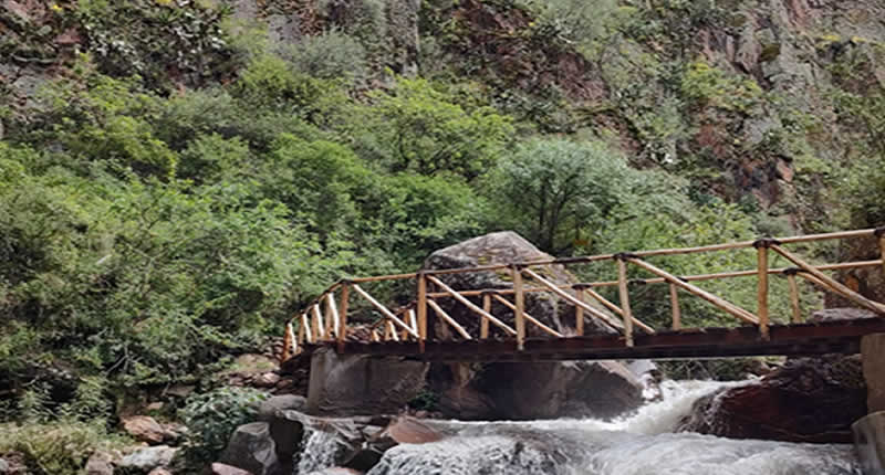 Puente hacia la cascada de Sirenachayocc