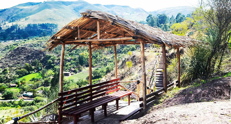 Mirador Tres Cruces de Vueltaccpata: cruces andinas sobre el valle de Huanta