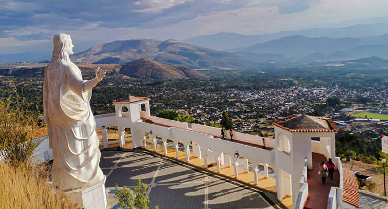 Mirador Cristo Blanco en Huanta: Cristo con los brazos abiertos sobre el valle