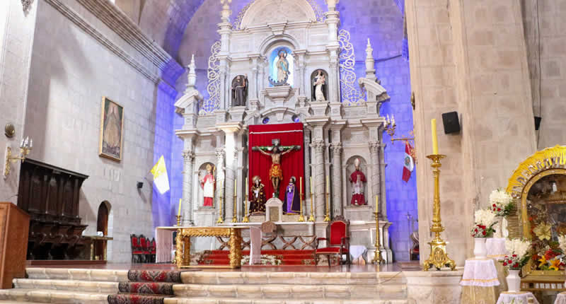 Interior: altar, obras de arte y atmósfera
