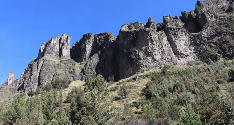 Cañón de Viunchuco cerca de Ayapata – Cañón de arenisca entre altiplano y selva