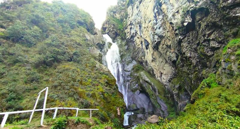 Catarata Tupuri – cascada andina y fortaleza kallawaya sobre el valle de San Gabán