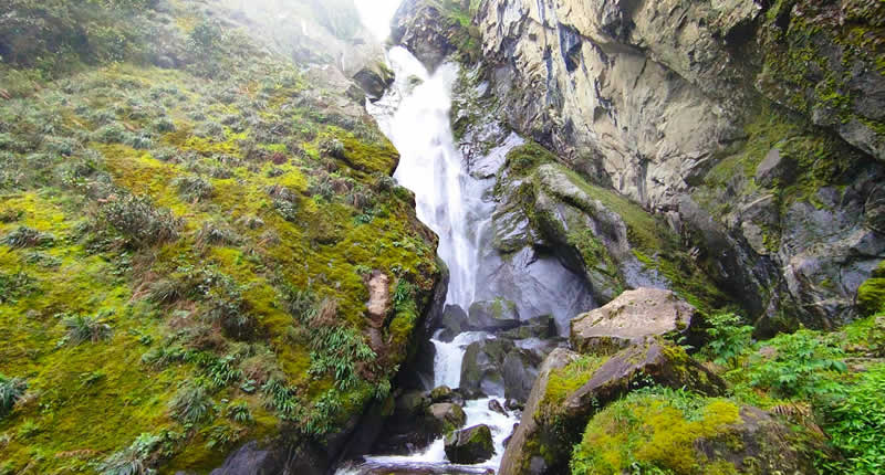 Poderosa cascada en la selva alta de Puno
