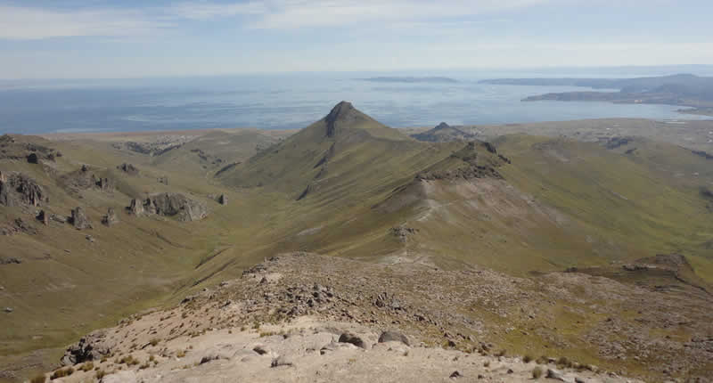 Cerro Apu Khapia: volcán sagrado sobre el Lago Wiñaymarka