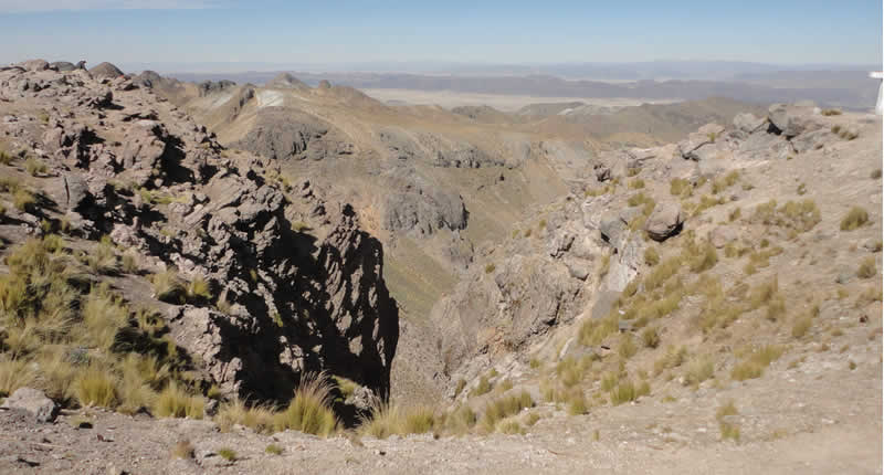 Cerro Apu Khapia sobre el altiplano cerca de Yunguyo
