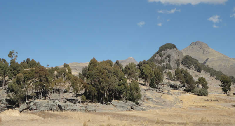 Vista del Cerro Asiru Phatjata, cerro serpiente sobre el lago Titicaca cerca de Yunguyo