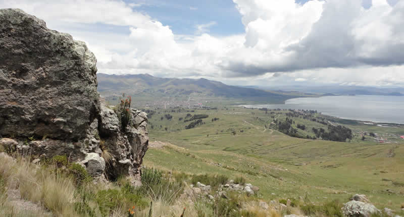 Cerro Juana, cerro fronterizo entre Perú y Bolivia con vista al lago Titicaca