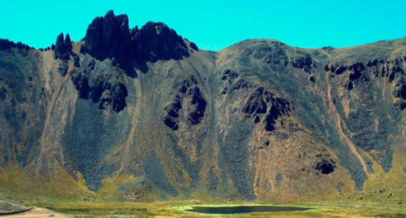 Farallones pétreos de Tambillo – Gigantes de roca en el Apu Khapia