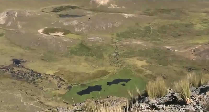Farallones pétreos de Tambillo en el Apu Khapia, cerca de Pomata en Puno