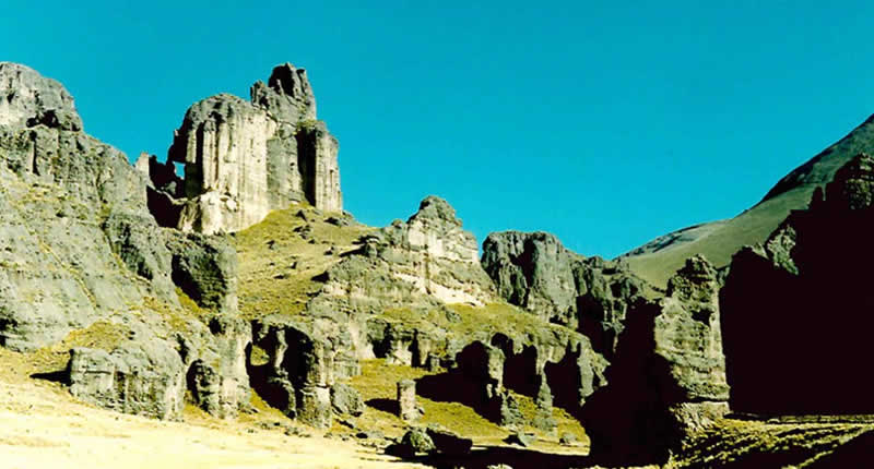 Enigmática ciudad de roca cerca de Chillihua Grande