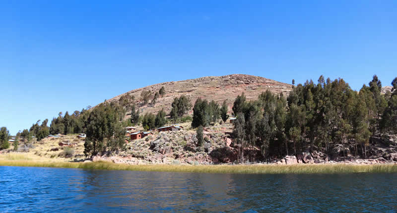Vista a la Isla San Pedro de Juspique en el lago Titicaca