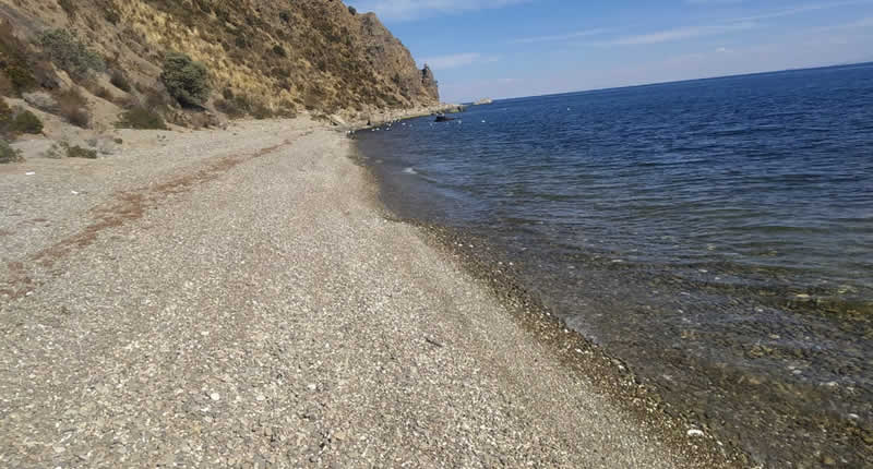 Vista de la Isla Soto en el lago Titicaca frente a Conima