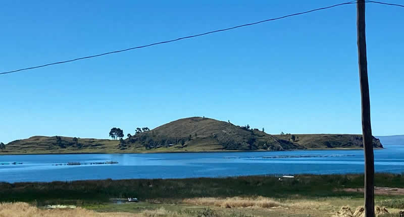 Vista de la Isla Tikonata en el lago Titicaca frente a la península de Capachica