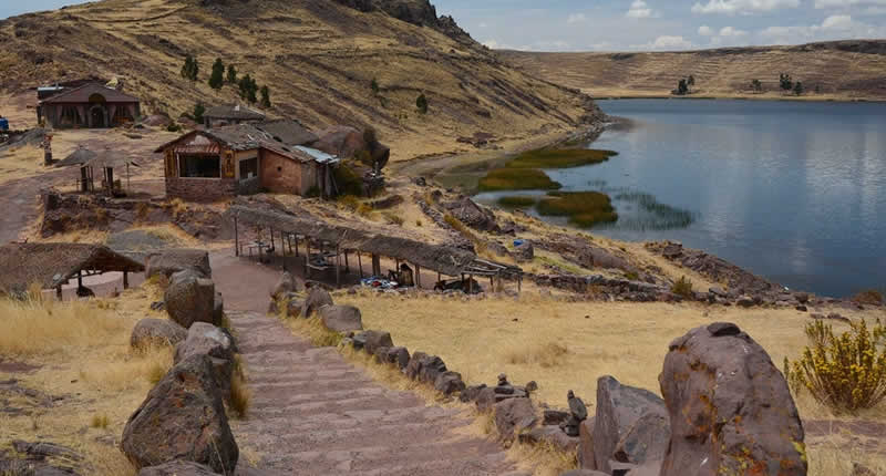Isla Umayo: isla sagrada en la laguna Umayo cerca de Atuncolla
