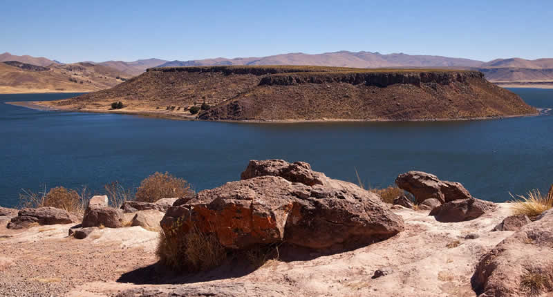 Isla Intimoqo en la laguna Umayo