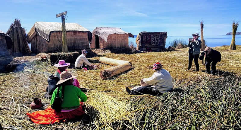 Islas tradicionales de totora de los Uros Titino en el lago Titicaca