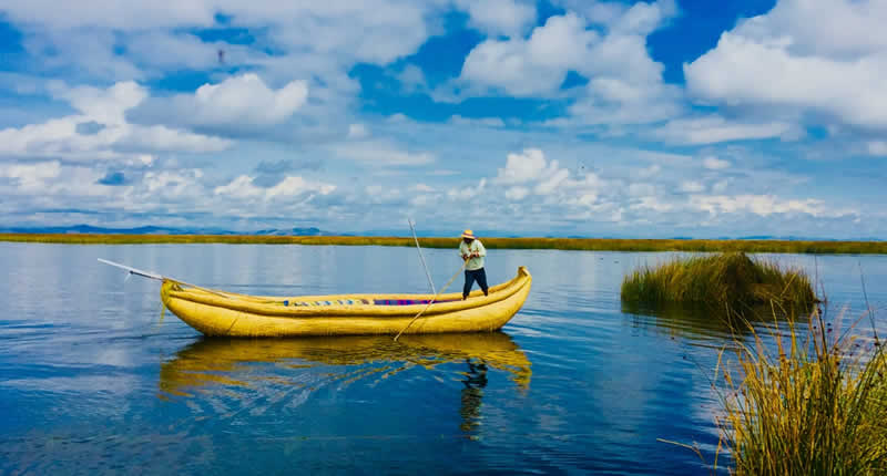 Pesca frente a las islas flotantes de Uros Titino