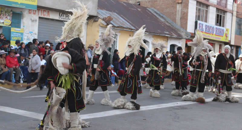 La Danza Guerrera de los Unkakus de Pacaje, cerca de Macusani en Puno