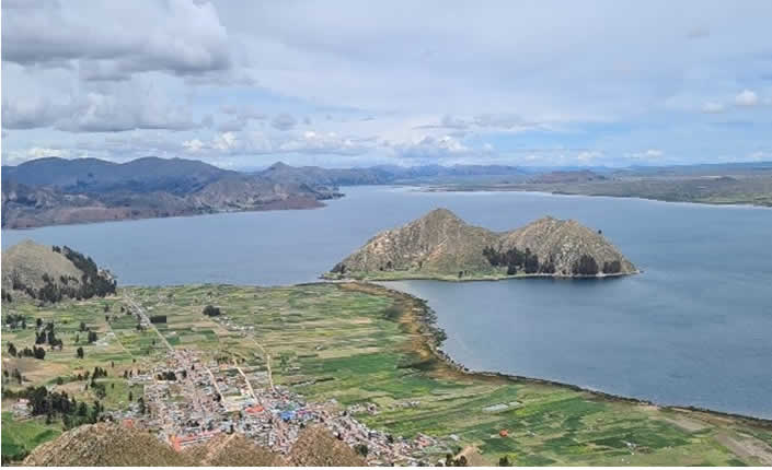 Lago andino de aguas cristalinas en el altiplano de Azángaro