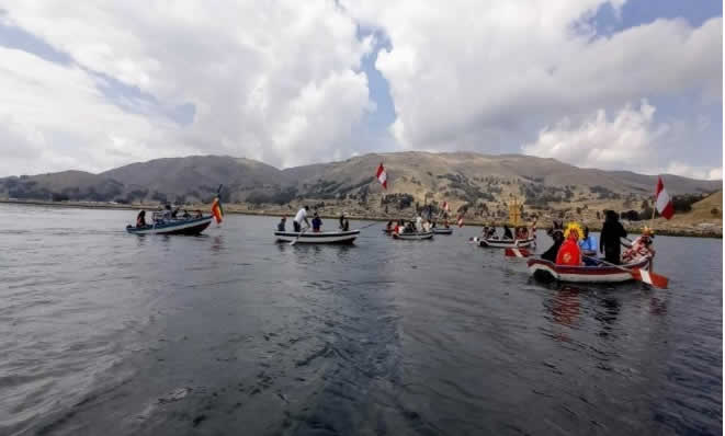 Laguna de Arapa cerca del poblado de Arapa en la región Puno