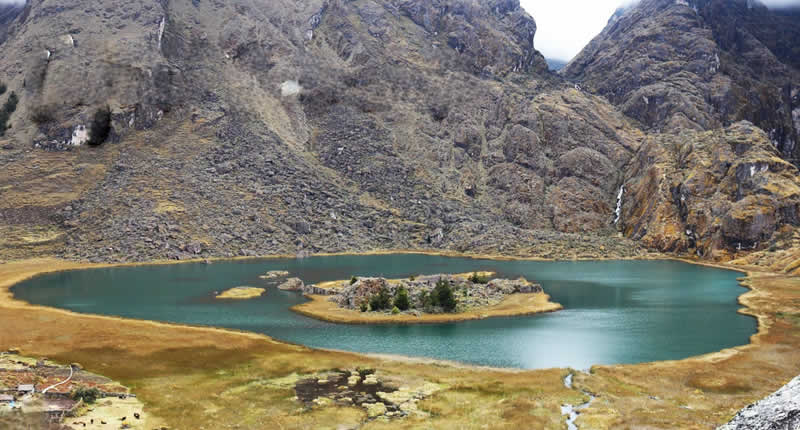 Laguna de Qañuccota – Laguna insular en el Circuito de Siete Lagunas de Ayapata