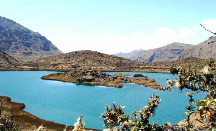 Lago andino mítico a los pies del Nevado Allin Capac