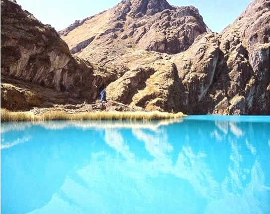 Laguna de Quequerana cerca de la ciudad de Azángaro, en el altiplano andino de Puno