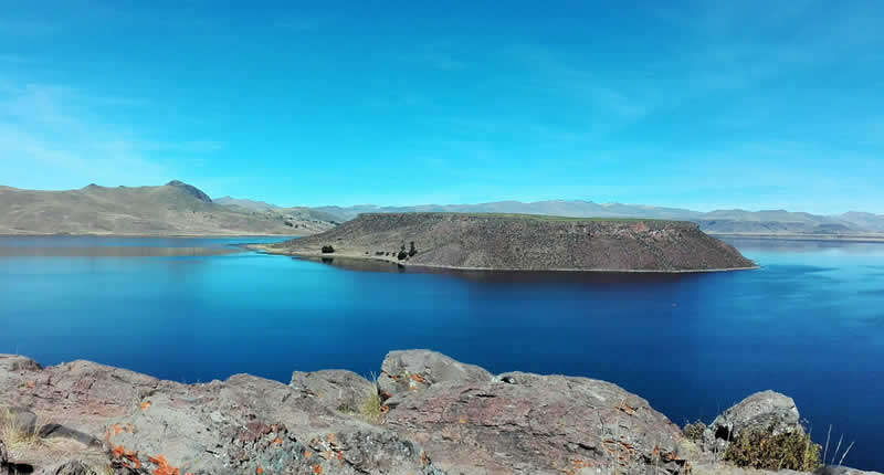 Laguna Umayo cerca de Puno con la península de Sillustani en los Andes peruanos